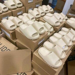 Alternative view of YEEZY SLIDES