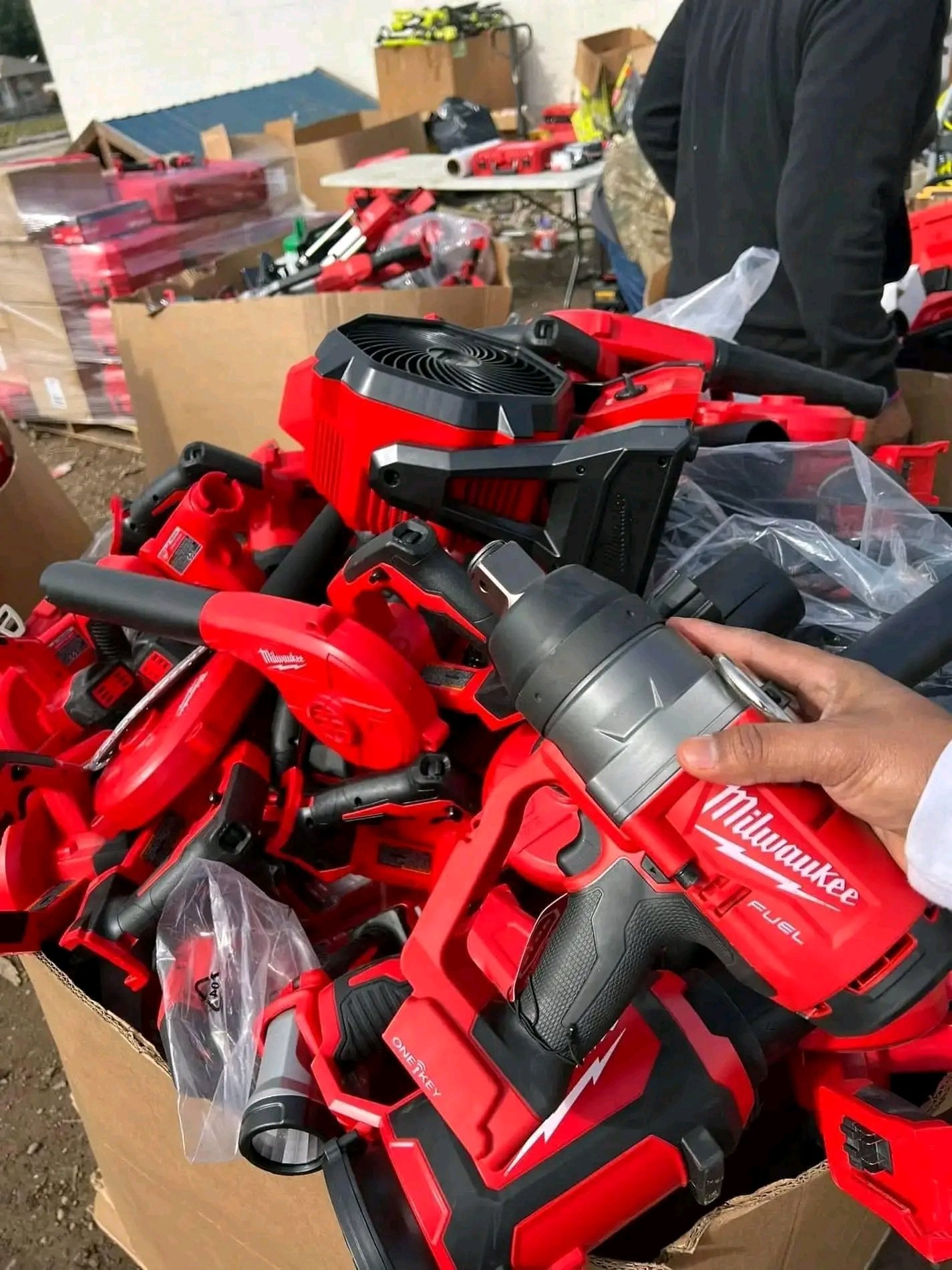 DeWALT and Milwaukee tools pallets - Image 20